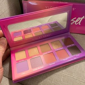 2/$25. NWT VIOLET VOSS PRO SERIES EYESHADOW PALETTE